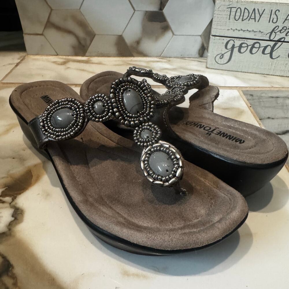 Minnetonka Women's Suede Pewter Embellished Wedge Heel Thong Sandals Size 5 Boho